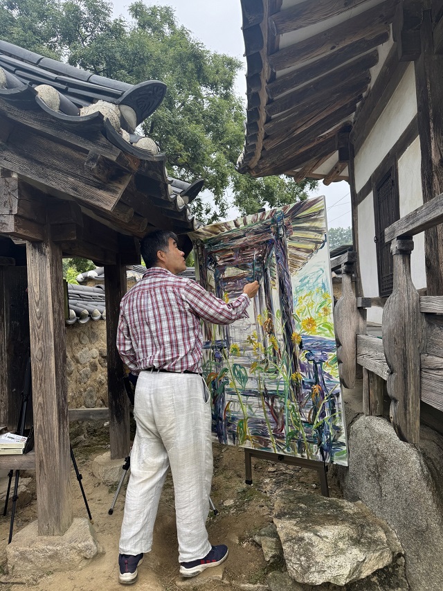 ▲ 김창한 화가가 이번 프로그램의 첫 초청 작가로 야외작업을 하고 있다.ⓒ봉화군