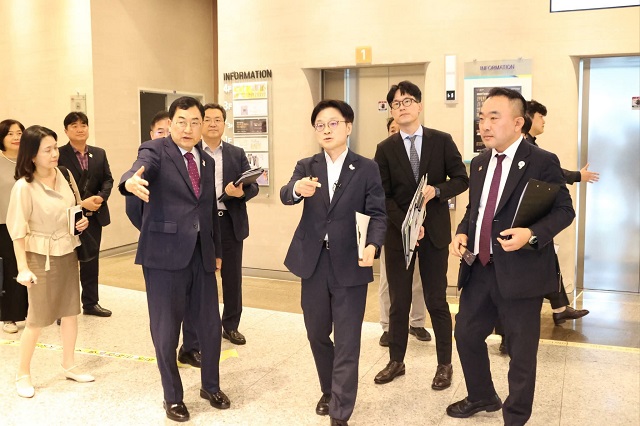 ▲ 김정관 산업통상자원부 장관과 주낙영 경주시장이 18일 경주예술의전당에서 APEC 경제인행사 준비 상황을 점검하고 있다.ⓒ경주시