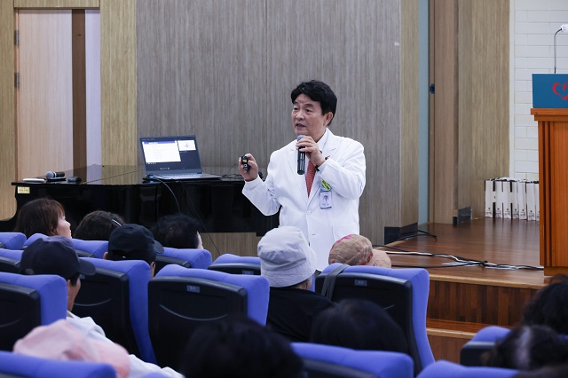 ▲ 세명기독병원 유방갑상선암센터 백남선 암병원장이 지난 18일 본관 10층 광제홀에서 열린 ‘9월 포항MBC 시민건강클리닉’ 건강강좌에서 강의를 하고 있다.ⓒ세명기독병원