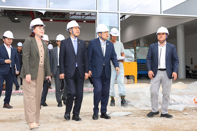 ▲ 구윤철 경제부총리와 주낙영 경주시장이 19일 경주엑스포대공원 기업전시장을 찾아 APEC 정상회의 준비 상황을 점검하고 있다.ⓒ경주시