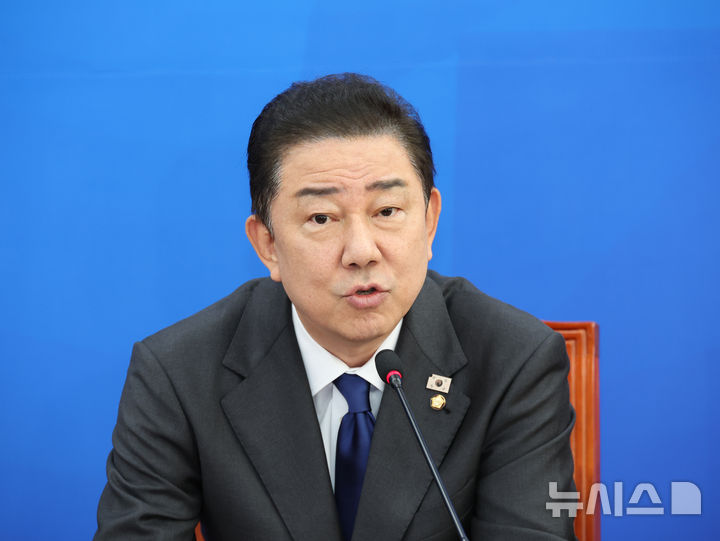 ▲ 김병기 더불어민주당 원내대표가 21일 오전 서울 여의도 국회에서 열린 취임100일 기자간담회에서 발언을 하고 있다.  ⓒ뉴시스