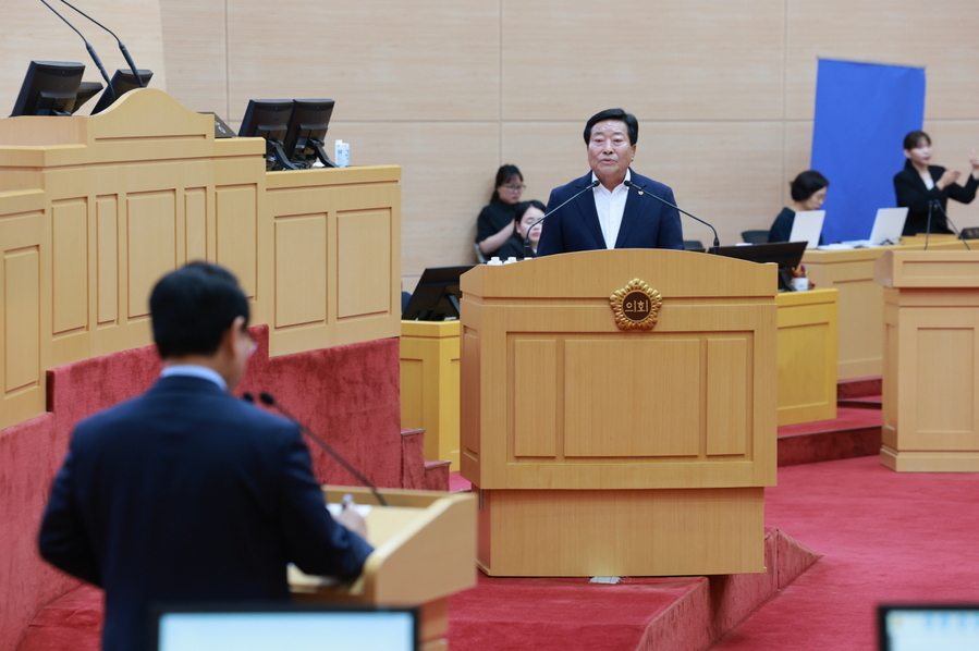 ▲ 정길수 전남도의원이 무안국제공항 활성화·광주광역시 군공항 이전 문제에 대해 김영록 전남도지사에게 도정질문을 하고 있다.ⓒ전남도의회 제공
