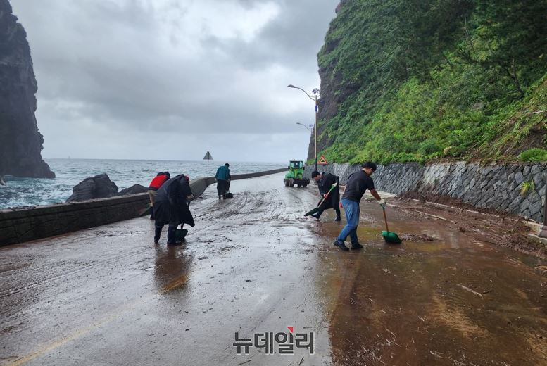 ▲ 울릉군 관계자들이 일주도로 일대의 낙석 및 토사 제거 작업을 펼치고 있다.ⓒ뉴데일리