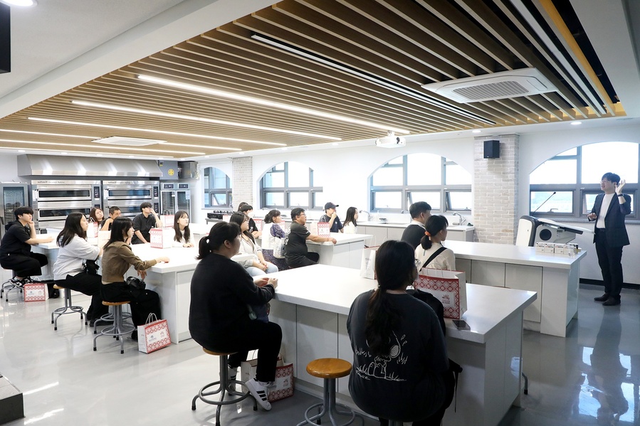 ▲ 학과탐방에 참가한 학생들이 글로벌베이커리과 실습실에서 학과 설명을 듣고있다ⓒ영남이공대