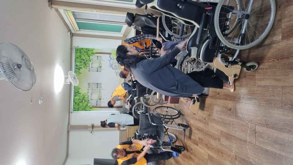 ▲ 중앙라이온스클럽 황정식회장과 회원들이 광주시 서구 희망 장애인 복지회에서 휠체어 청소 등 환경정화 봉사활동을 가졌다.ⓒ중앙라이온스클럽 제공