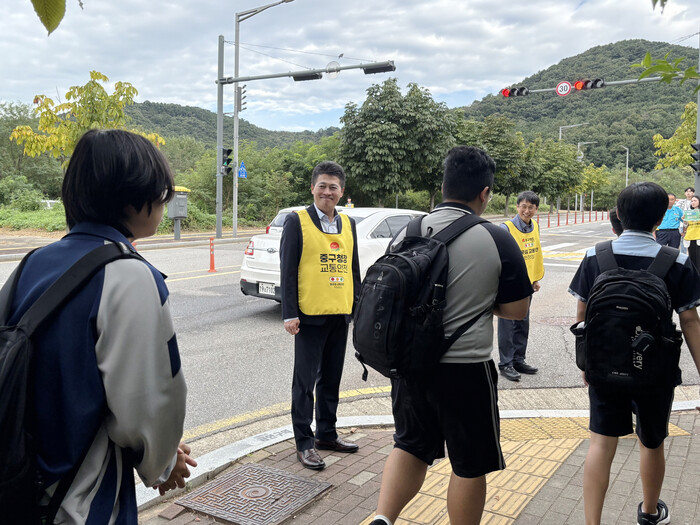▲ 김정헌 인천 중구청장이 영종도 공항신도시내 한 학교앞 도로에서 등굣길 교통안전 현장을 점검하고 있다. ⓒ