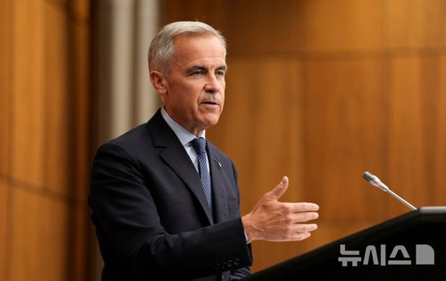 ▲ 마크 카니 캐나다 총리가 온타리오주 오타와에서 기자회견을 하고 있다. 250730 AP/뉴시스. ⓒ뉴시스