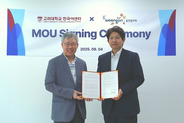 ▲ (왼쪽부터) 김준연 고려대학교 국제어학원 한국어센터 국제어학원장과 김일경 웅진씽크빅 DGP사업본부장이 기념촬영을 하고 있다.ⓒ웅진