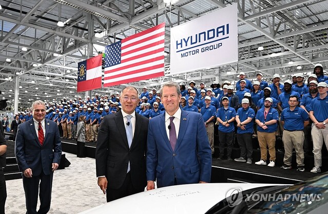 ▲ 정의선 현대차그룹 회장이 지난 3월 26일(현지시각) 미국 조지아주 엘라벨에서 열린 '현대자동차그룹 메타플랜트 아메리카(HMGMA)' 준공식에서 브라이언 캠프 조지아 주지사와 기념 사진을 찍고 있다.ⓒ연합뉴스