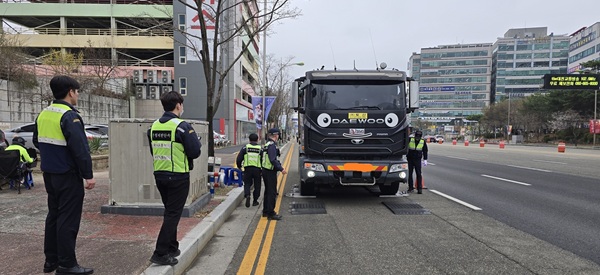 ▲ 대전시가 최근 국토관리청·충남도청·경찰과 함께 대형 건설 현장, 화물업체 등을 집중 단속하고 있다.ⓒ대전시