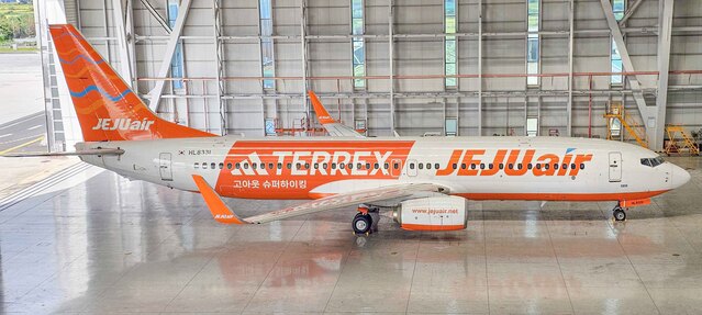 ▲ 제주항공이 국내 아웃도어 스타일 매거진 고아웃 코리아(GO OUT)와 글로벌 스포츠 브랜드 아디다스 테렉스(ADIDAS TERREX)와 함께 새로운 래핑 항공기를 공개했다.ⓒ제주항공