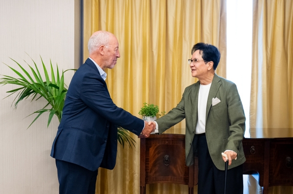 ▲ CJ그룹 이재현회장이 영국 런던에서 스포츠 마케팅 전문가 마이클 페인 대표를 만나 악수를 나누고 있다.ⓒCJ그룹