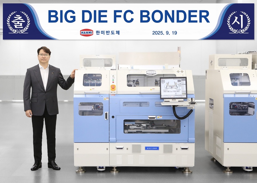 ▲ 곽동신 한미반도체 회장과 ‘빅다이 FC 본더’ 장비ⓒ한미반도체