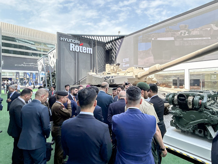 ▲ IDEX 2025에 참가한 현대로템 전시관 모습. ⓒ현대로템