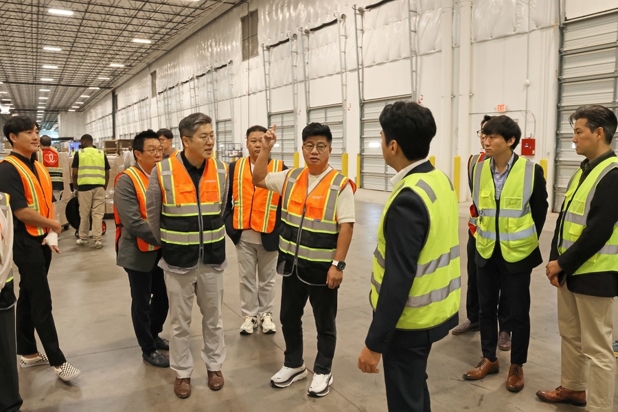 ▲ 강병구 롯데글로벌로지스 대표(오른쪽 네 번째)가 DFW 풀필먼트센터 현장을 점검하고 있다. ⓒ롯데글로벌로지스