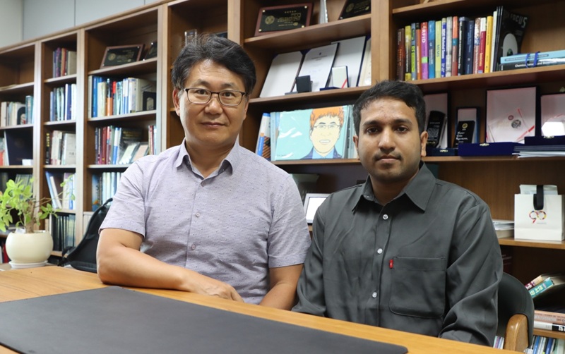 ▲ 박재영 교수(왼쪽)와 자히둘 이슬람 박사과정.ⓒ광운대