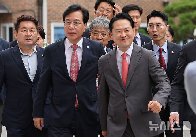 ▲ 장동혁 국민의힘 대표와 송언석 원내대표가 22일 경북 경산시 자동차 부품 제조 중소기업인 일지테크 공장을 방문하고 있다. ⓒ뉴시스