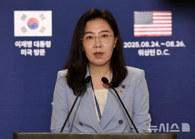 ▲ 강유정 대변인이 8월 25일(현지 시간) 미국 워싱턴D.C 프레스센터 내 중앙기자실에서 정상회담 및 방미일정 관련 브리핑을 하고 있다. ⓒ뉴시스