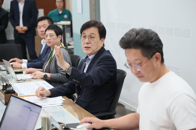 ▲ 김광래 경제부지사가 22일 도청 기자실에서 기자 간담회를 갖고 방위산업 육성전략을 설명하고 있다. ⓒ강원특별자치도
