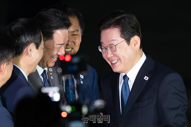 ▲ 3박 6일간의 일본·미국 순방 일정을 마친 이재명 대통령이 지난달 28일 경기 성남시 서울공항을 통해 귀국하며 정청래 더불어민주당 대표, 김병기 원내대표, 윤호중 행안부 장관 등과 인사를 나누고 있다. ⓒ서성진 기자