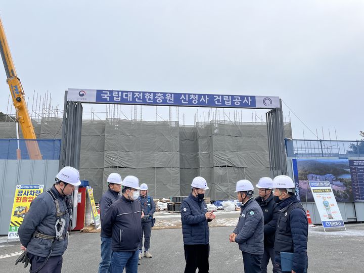 ▲ 대전지방고용노동청이 지난 1월 8일 한국산업안전보건공단 대전세종광역본부와 새해 첫 산업안전 현장점검을 실시하고 있다. ⓒ뉴시스