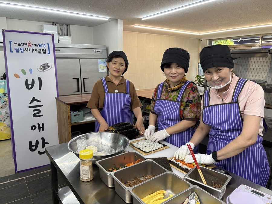 ▲ 달성군(군수 최재훈)이 새로운 노인일자리 공동체사업단 ‘비슬애반’을 22일 개소하며, 본격적인 영업을 시작한다.(노인일자리 공동체사업단 '비슬애반'의 참여자들 모습)ⓒ달성군
