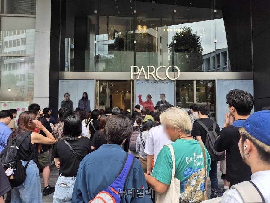 ▲ 백화점 오픈 시간을 30분 앞둔 10시 30분부터 사람들이 몰려있다.ⓒ조현우 기자