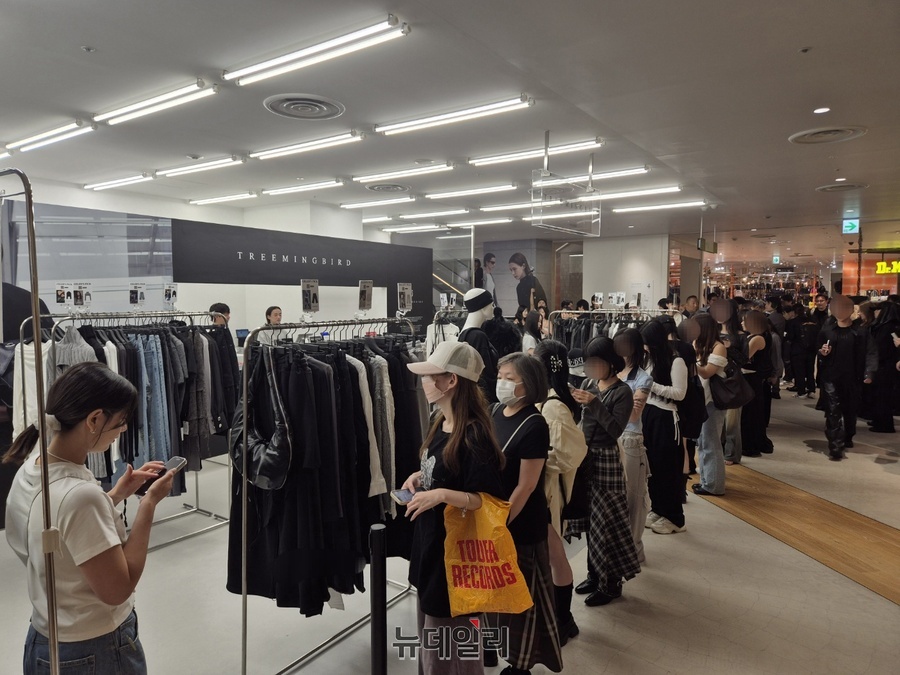 ▲ 더현대글로벌 첫 브랜드인 트리밍버드 매장 전경. 오픈 직후임에도 많은 사람들이 줄을 서 있다.ⓒ조현우 기자
