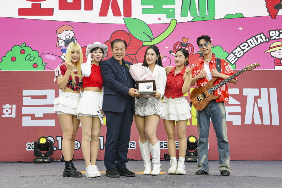 ▲ 신현국 문경시장(왼쪽에서 세번째)이 위촉장을 주는 장면ⓒ