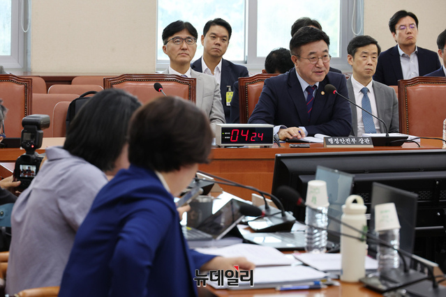 ▲ 윤호중 행정안전부 장관이 22일 오전 국회에서 열린 행정안전위원회 전체회의에서 답변하고 있다. ⓒ이종현 기자