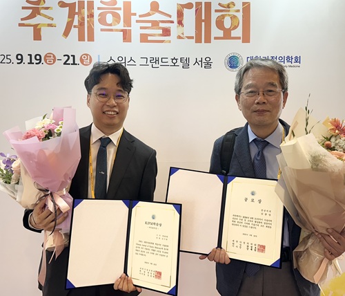 ▲ 세종충남대학교병원 가정의학과 김종성 교수(오른쪽)가 지난 19일부터 21일까지 서울 스위스그랜드호텔에서 열린 2025년 대한가정의학회 추계학술대회에서 학회에 기여한 공로로 공로상을 수상한 뒤 기념촬영을 하고 있다.ⓒ세종충남대학교병원