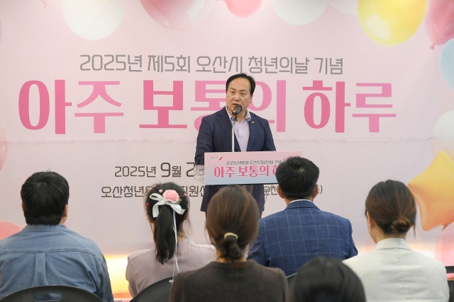 ▲ 제5회 오산시 청년의 날 기념행사에서 인사말하는 이권재 시장ⓒ오산시 제공
