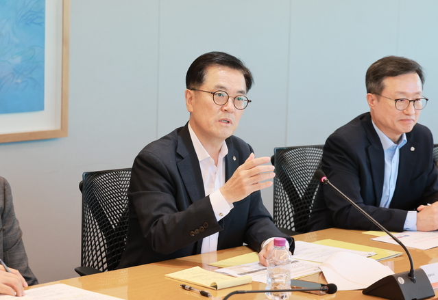 ▲ 18일(목) 열린 ‘고객신뢰혁신 TF’ 출범 킥 오프 미팅에서 이경근 대표이사 사장(사진 중앙)이 발언하고 있다.ⓒ한화생명