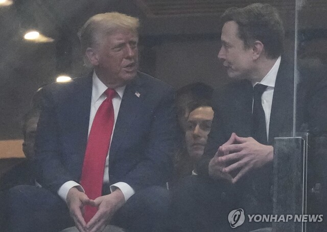 ▲ 찰리 커크 추모식에서 만난 도널드 트럼프 미국 대통령과 일론 머스크 테슬라 CEO. 출처=APⓒ연합뉴스