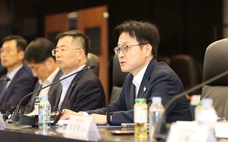 ▲ 산업통상자원부와 KOTRA는 9월 22일 美 관세조치 관련 종합대응을 위한 ‘현장밀착형 지원체계’를 가동한다고 밝혔다. ‘철강 파생상품 기업 지원 간담회’에서 김정관 산업통상자원부 장관이 모두발언을 하고 있다.ⓒ코트라