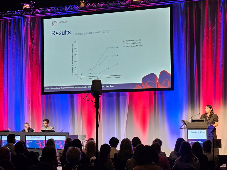 ▲ HK이노엔의 '2025 유럽피부과학회' 포스터 발표 현장 모습. ⓒHK이노엔