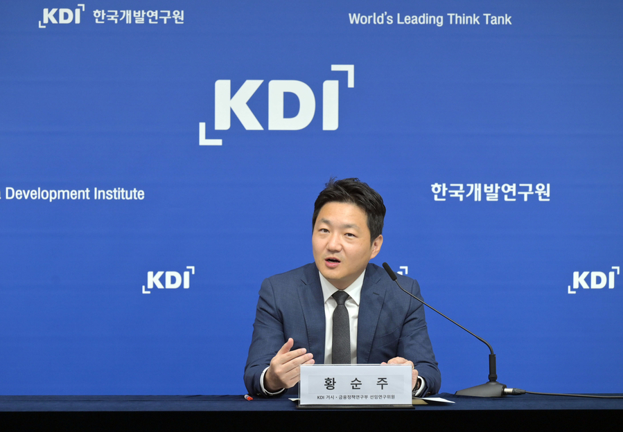 ▲ 황순주 KDI_거시금융정책연구부 선임연구위원이 22일 기획재정부에서 '부동산 PF 자본확충의 효과와 제도개선 방안'을 발표하고 있다. ⓒKDI