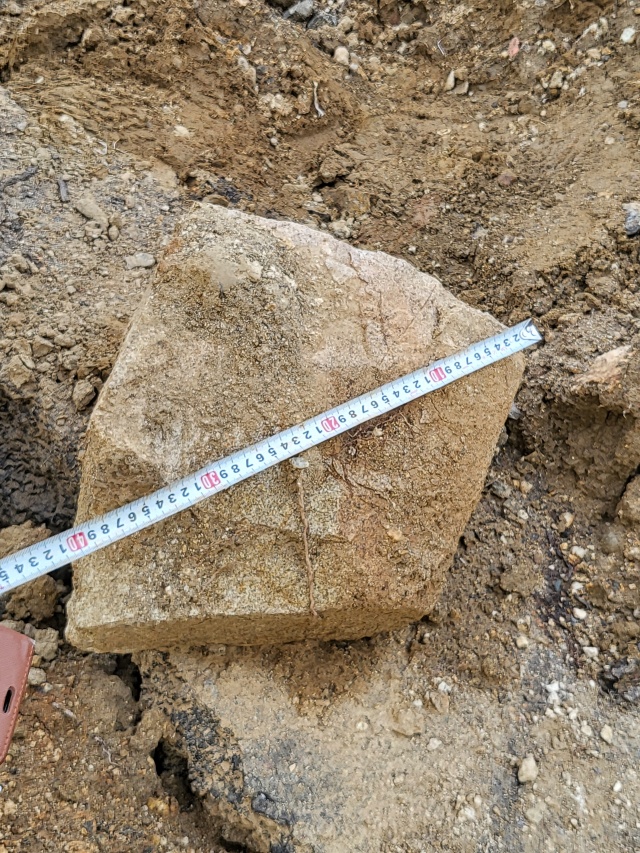 ▲ 조사현장에서 발견된 직경 40cm의 암석ⓒ오산시 제공