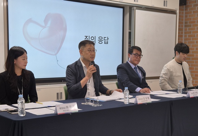 ▲ 경기도안성교육지원청 관계자들이 22일 안성 광덕초등학교에서 열린 현장 정책브리핑에 참석해 질의응답을 진행하고 있다. ⓒ김현우기자