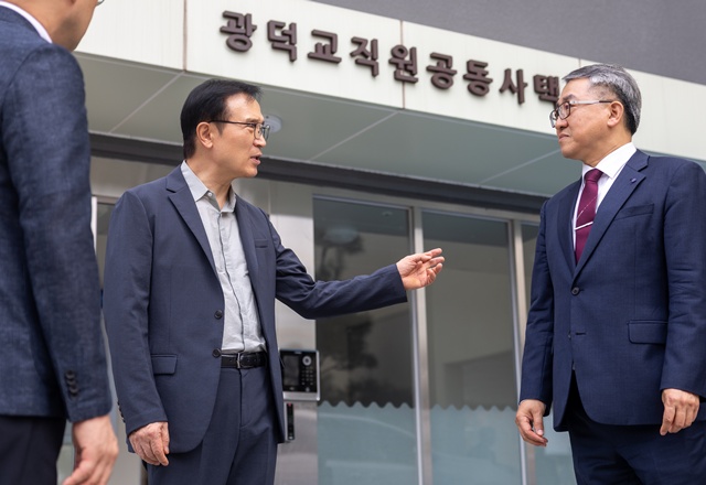 ▲ 임태희 경기도교육감(왼쪽)이 22일 안성에 위치한 광덕교직원공동사택을 찾아 이정우 안성교육지원청 교육장과 대화하고 있다. ⓒ경기도교육청 제공