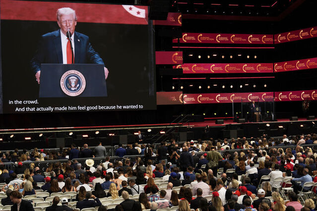 ▲ 21일(현지시각) 미국 애리조나 글렌데일 스테이트팜 스타디움에서 열린 찰리 커크 추모식에서 도널드 트럼프 미국 대통령이 연설하고 있다. 출처=APⓒ뉴시스