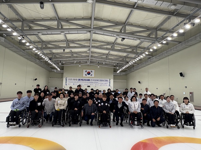 ▲ 경기도와 경기도장애인체육회가 후원하는 '제9회 경기도지사배 전국장애인컬링대회'가 열린 이천선수촌 컬링장에서 참가 선수들이 기념촬영을 하고 있다. ⓒ경기도장애인체육회 제공