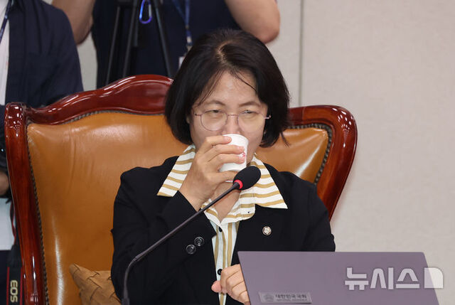 ▲ 추미애 국회 법사위원장이 22일 서울 여의도 국회에서 열린 법제사법위원회의 검찰개혁 입법청문회에서 물을 마시고 있다. ⓒ뉴시스