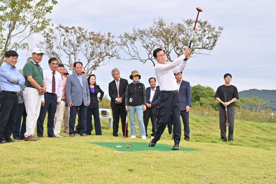 ▲ 김태흠 충남도지사가 서천군에서 파크골프를 치고 있다.ⓒ충남도