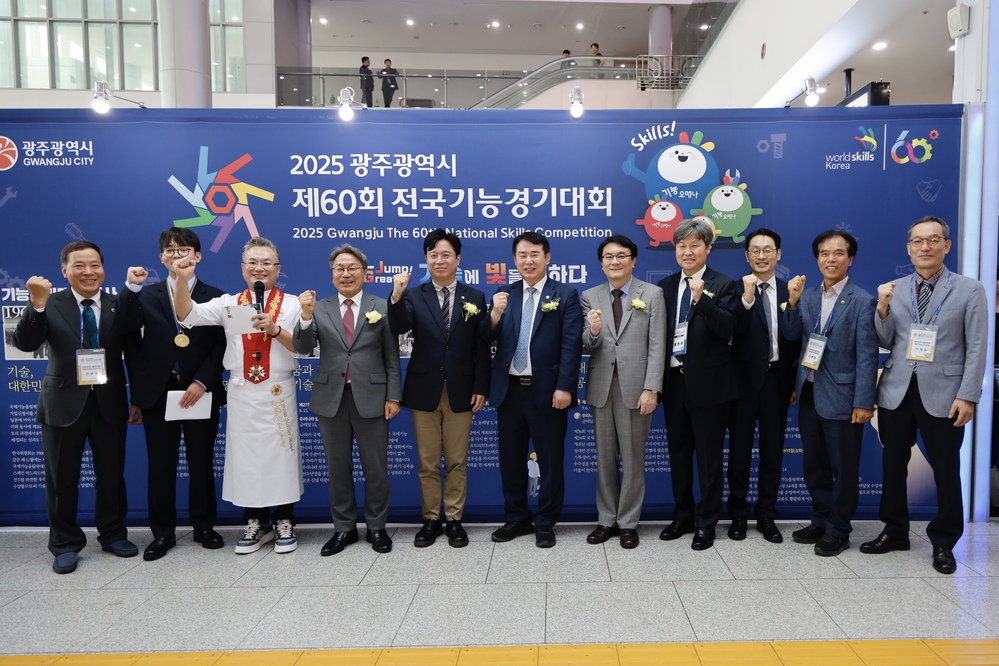 ▲ 이정선 광주시교육감(왼쪽 6번째)이 22일 광주 김대중컨벤션센터 컨벤션홀에서 진행한 ‘제60회 전국기능경기대회’ 개막식에서 김영훈 고용노동부장관, 강기장 광주시장 등 관계자와 함께 기념사진을 촬영하고 있다.ⓒ광주시교육청 제공