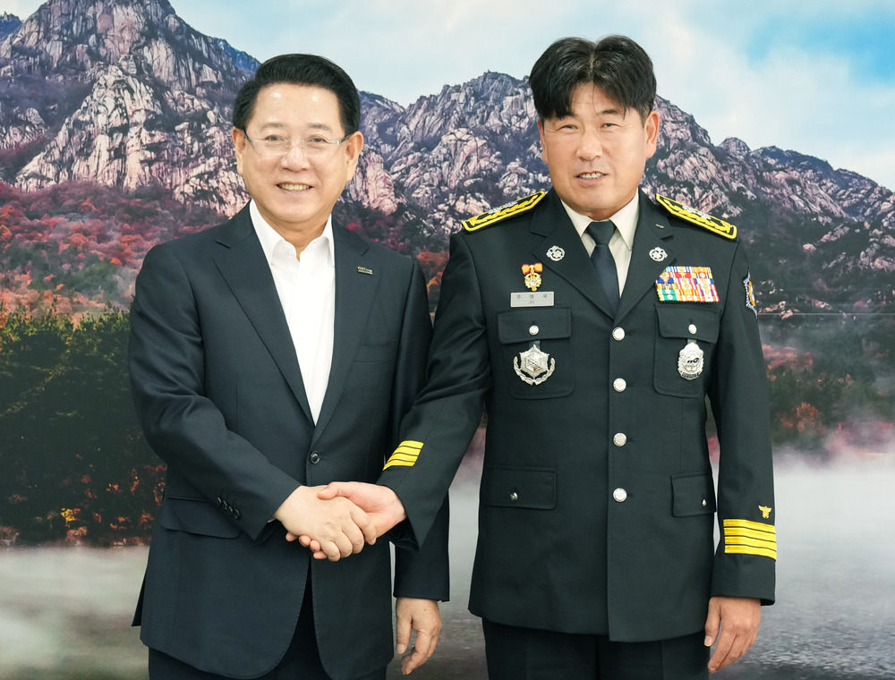 ▲ 김영록 전라남도지사가 22일 도청 접견실에서 주영국 신임 전라남도 소방본부장과 면담을 마치고 기념촬영을 하고 있다.ⓒ전라남도 제공