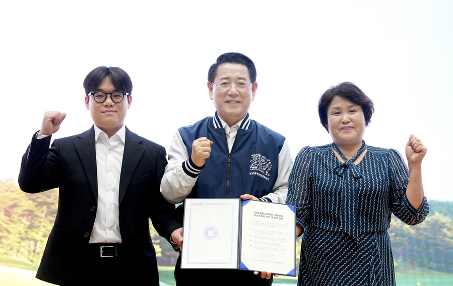 ▲ 김영록 전라남도지사가 22일 도청 왕인실에서 열린 ‘LPGA BMW 레이디스 챔피언십’ 성공개최 다짐대회 행사에서 숙박, 외식업 대표로부터 성공개최를 다짐하는 범도민 결의문을 전달받고 기념촬영을 하고 있다.ⓒ전라남도 제공
