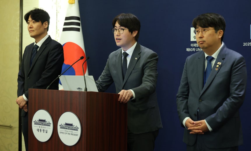 ▲ 하정우 AI미래기획수석이 22일(현지시간) 미국 뉴욕 한 호텔의 한국프레스센터에서 이재명 대통령의 세계경제포럼 의장 접견 관련 브리핑을 하고 있다./연합뉴스