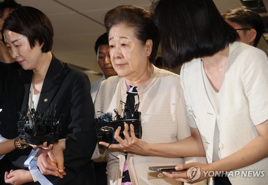 ▲ 김건희 여사에게 명품 목걸이 등을 건네고 권성동 국민의힘 의원에게 불법 정치자금을 제공한 혐의를 받는 한학자 통일교 총재가 23일 새벽 전격 구속됐다. 3대 특검에서 종교계 인사가 구속된 첫 사례다. 한학자 통일교 총재.ⓒ연합뉴스