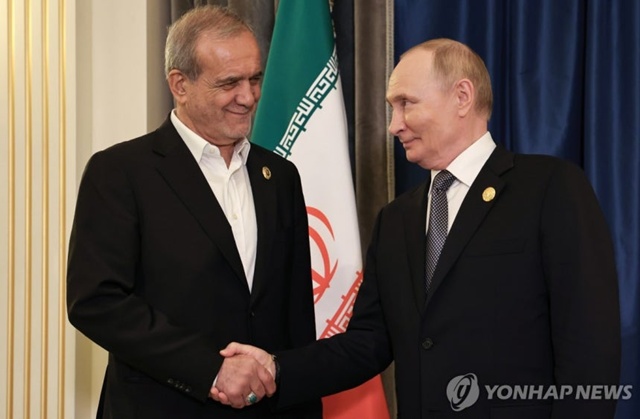 ▲ 악수하는 마수드 페제시키안 이란 대통령(좌)과 블라디미르 푸틴 러시아 대통령. 250902 EPA/크렘린 풀 연합뉴스. ⓒ연합뉴스